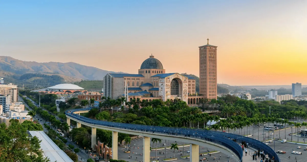 Santuário Nacional de Aparecida ao entardecer